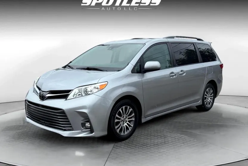 2018 Toyota Sienna XLE photo 1