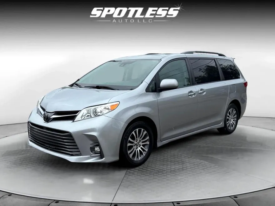 2018 Toyota Sienna XLE photo 1