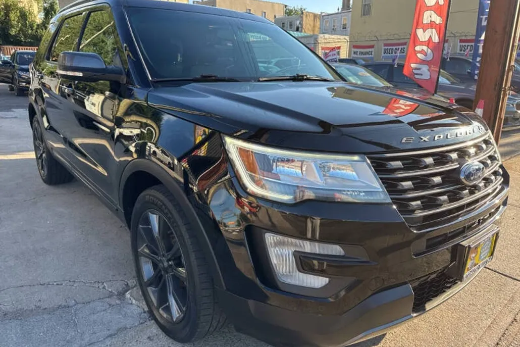 2017 Ford Explorer XLT photo 1