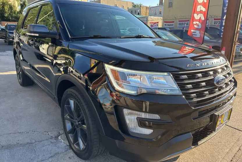 2017 Ford Explorer XLT photo 1