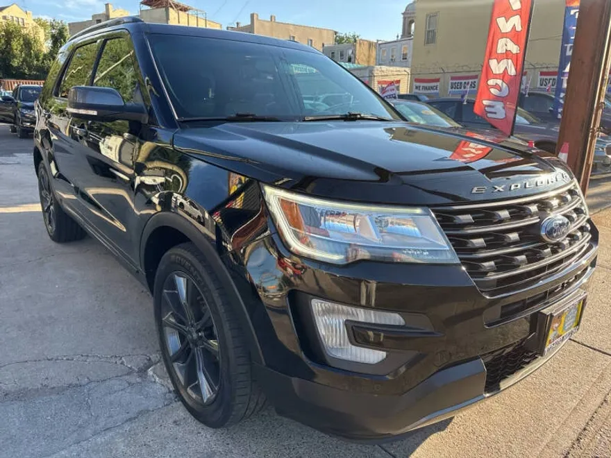 2017 Ford Explorer XLT photo 1