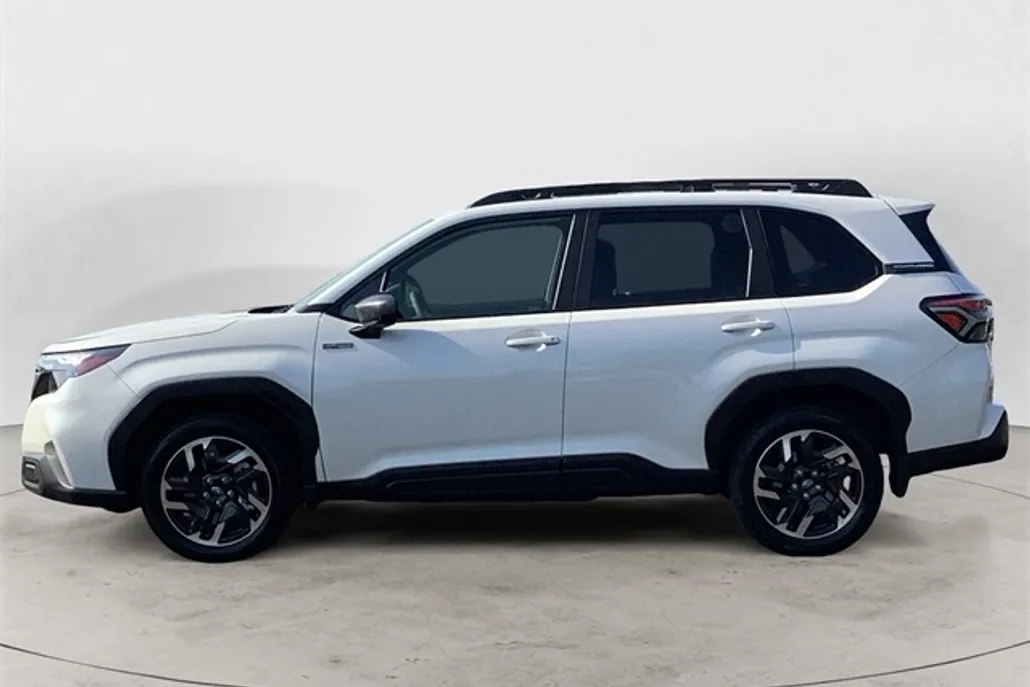 2025 Subaru Forester Premium photo 1