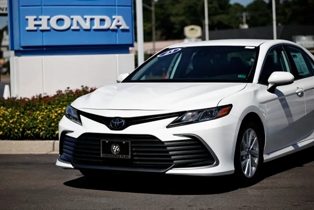 2023 Toyota Camry LE photo 1