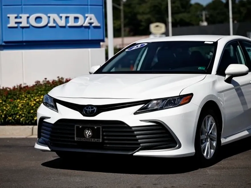 2023 Toyota Camry LE photo 1