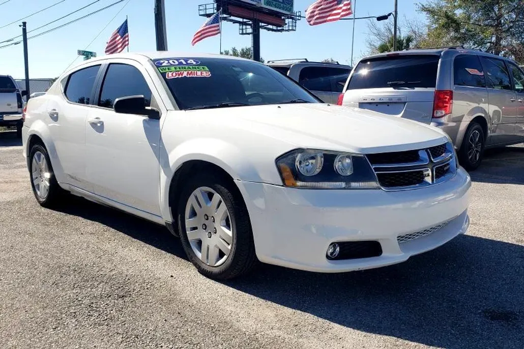 2014 Dodge Avenger SE photo 1
