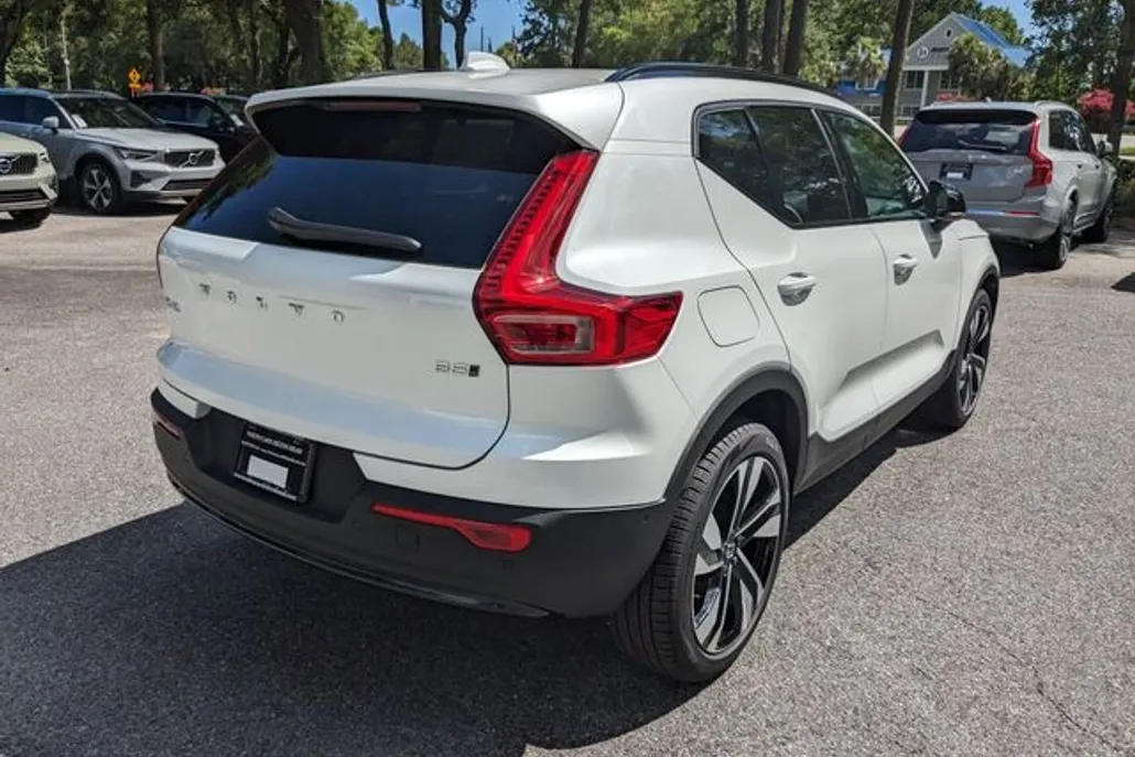 2026 Volvo XC40 photo 1