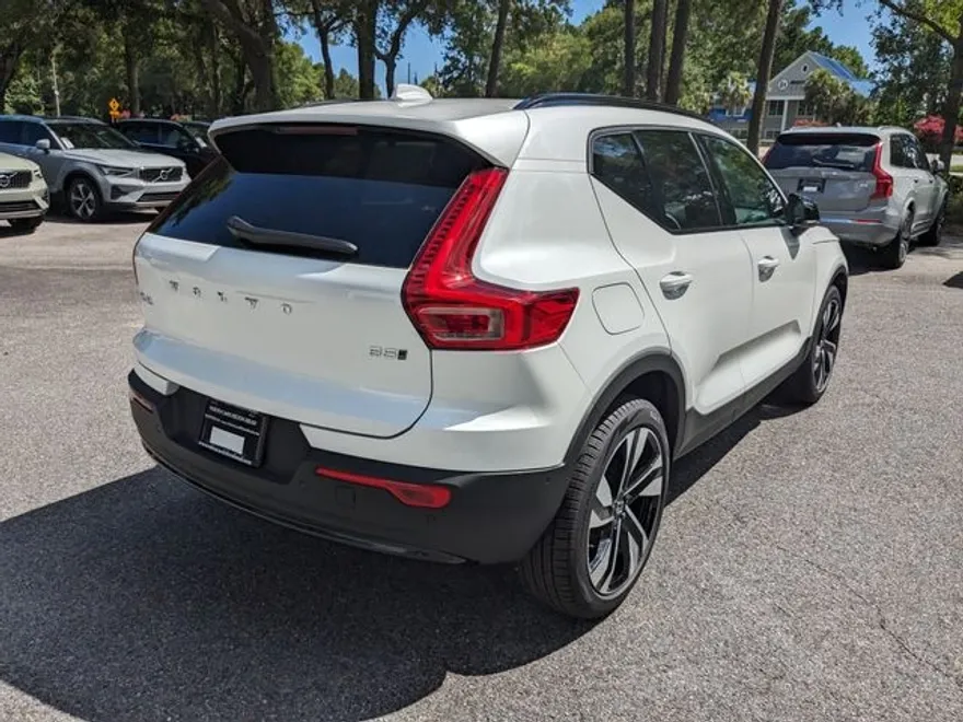 2026 Volvo XC40 photo 1