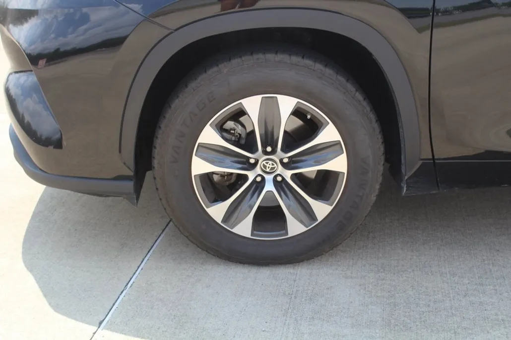 2024 Toyota Highlander XLE photo 1