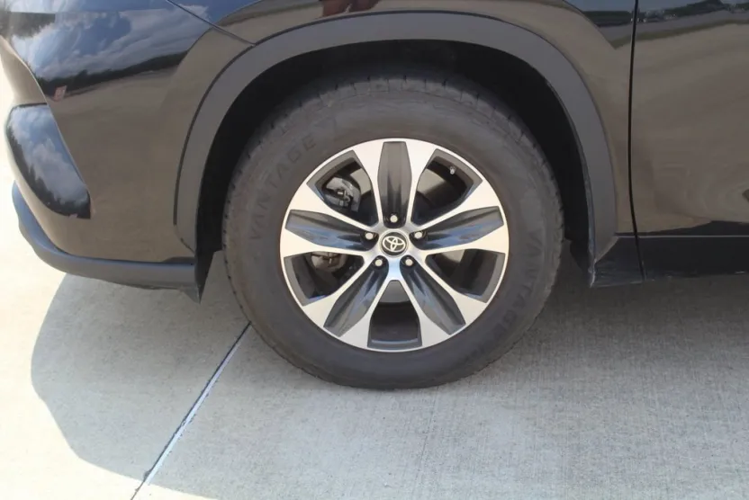 2024 Toyota Highlander XLE photo 1