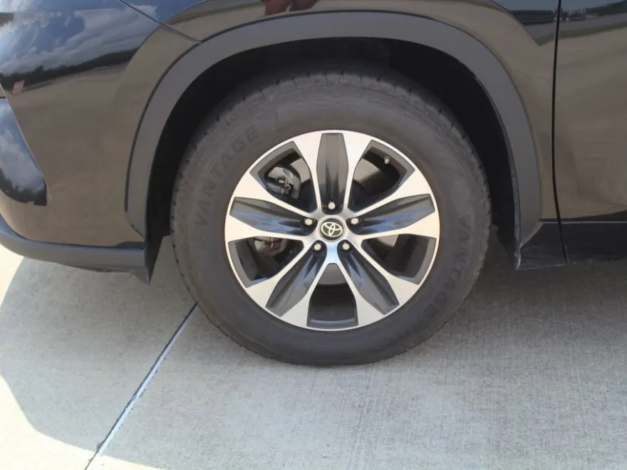 2024 Toyota Highlander XLE photo 1