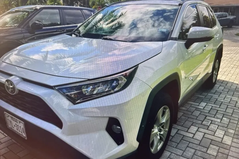 2020 Toyota RAV4 XLE photo 1
