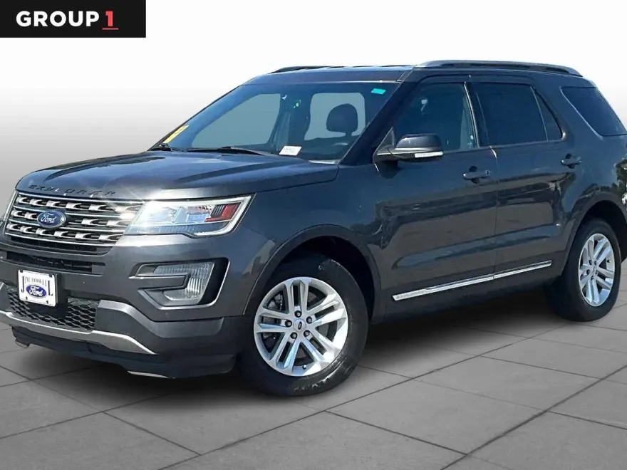 2017 Ford Explorer XLT photo 1