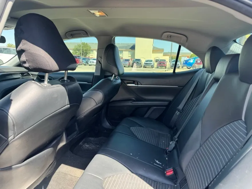 2022 Toyota Camry SE photo 1