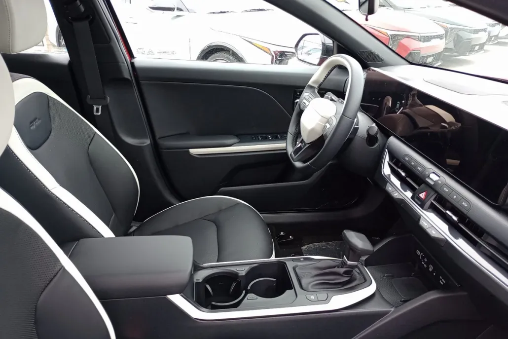 2025 Kia K4 GT-Line photo 1