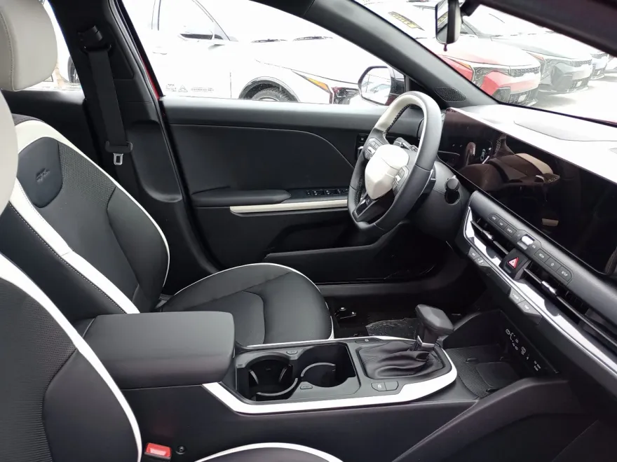 2025 Kia K4 GT-Line photo 1