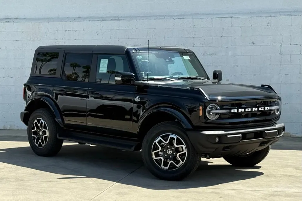 2025 Ford Bronco Outer Banks photo 1
