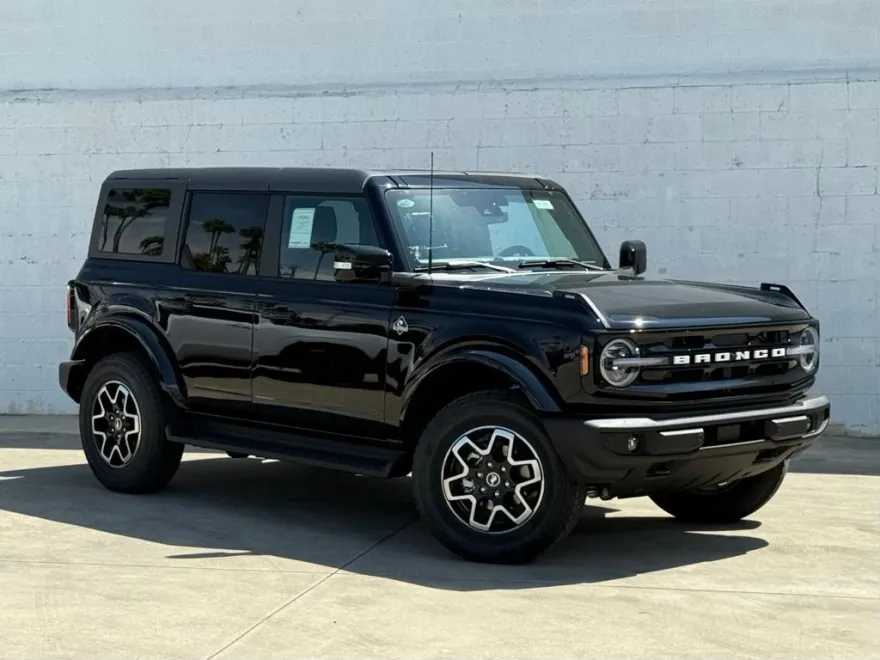 2025 Ford Bronco Outer Banks photo 1