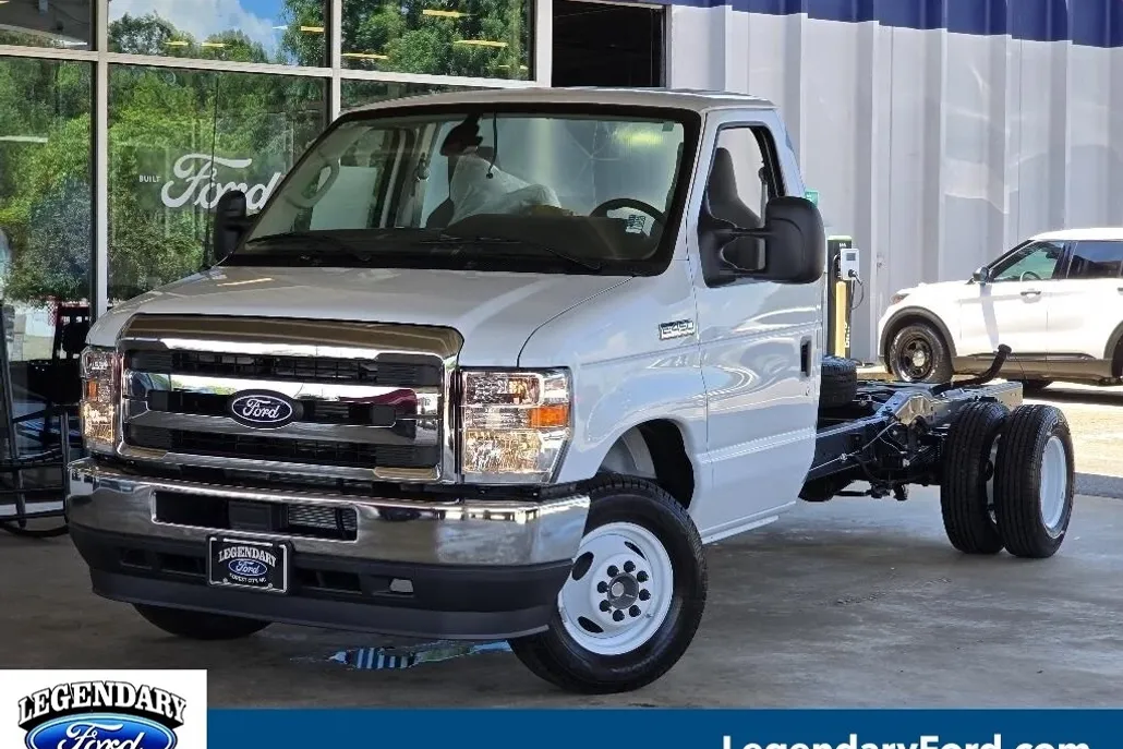 2026 Ford E-450 Cutaway photo 1