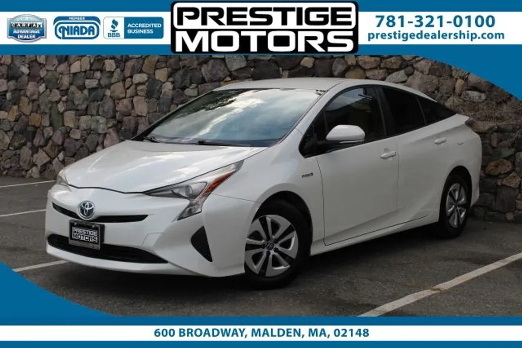 2016 Toyota Prius Three photo 1