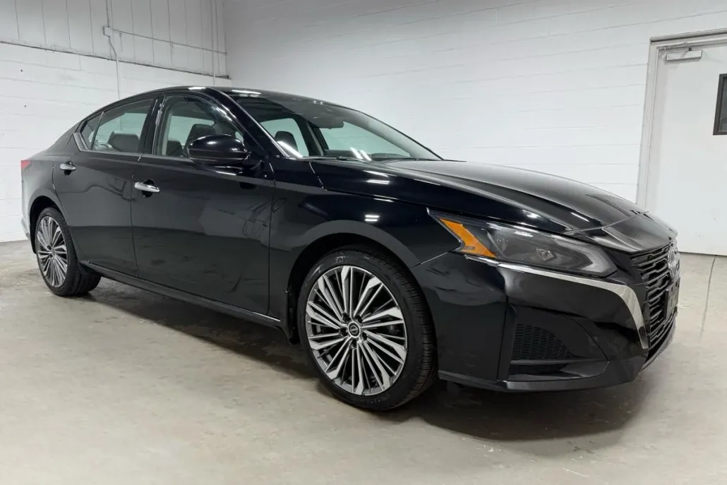 2023 Nissan Altima 2.5 SL photo 1