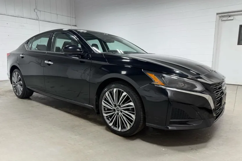 2023 Nissan Altima 2.5 SL photo 1