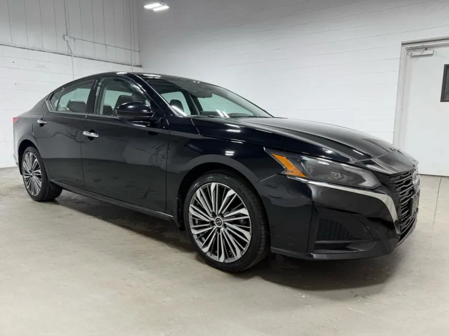 2023 Nissan Altima 2.5 SL photo 1