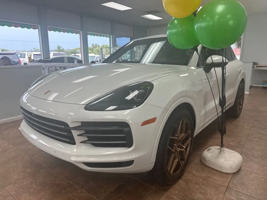 2022 Porsche Cayenne Base photo 1
