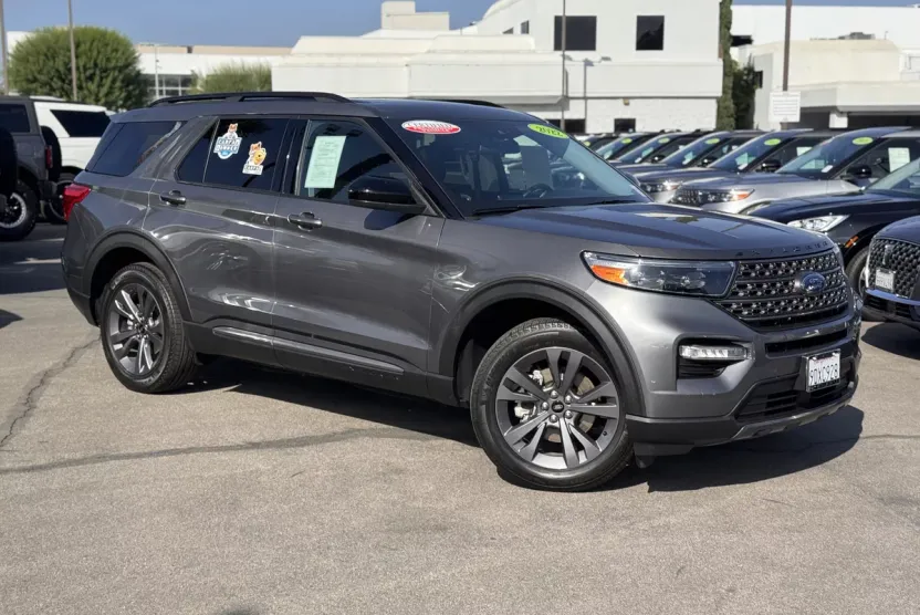 2022 Ford Explorer XLT photo 1