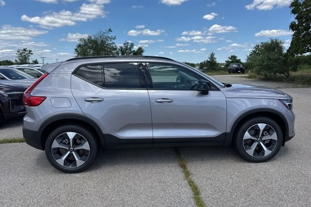 2026 Volvo XC40 Core photo 1