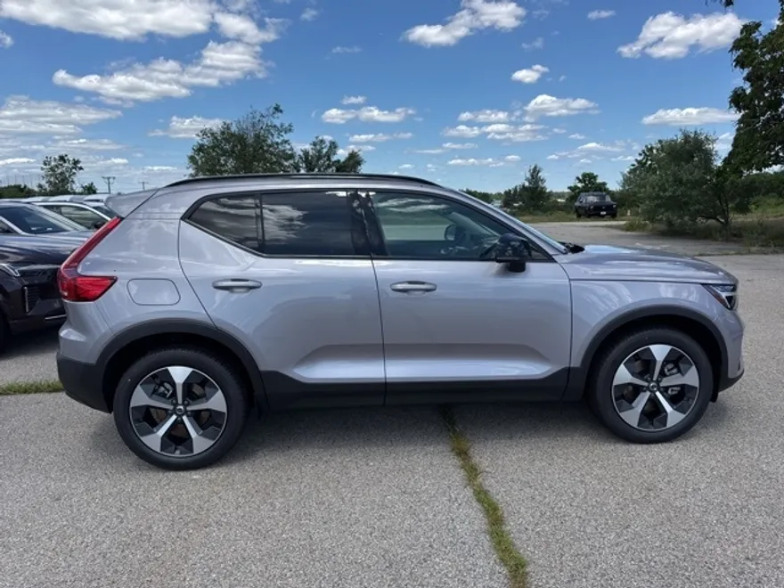 2026 Volvo XC40 Core photo 1