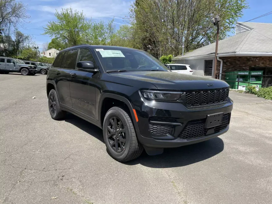 2025 Jeep Grand Cherokee Laredo Altitude photo 1
