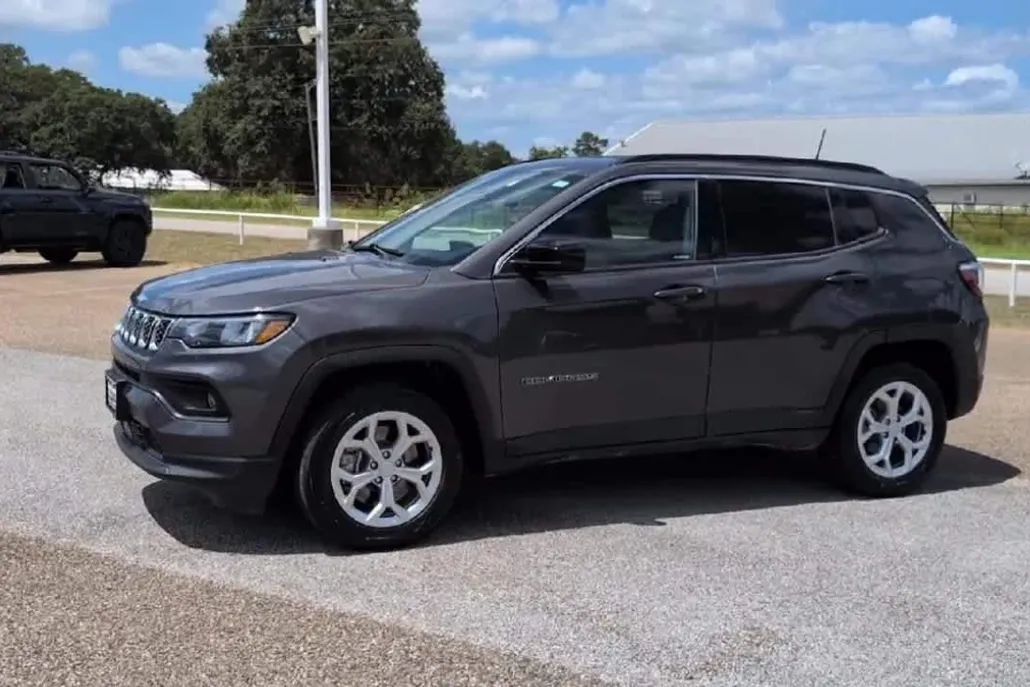 2024 Jeep Compass Latitude photo 1