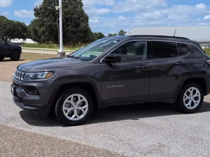 2024 Jeep Compass Latitude photo 1