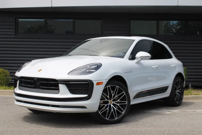 2023 Porsche Macan T photo 1
