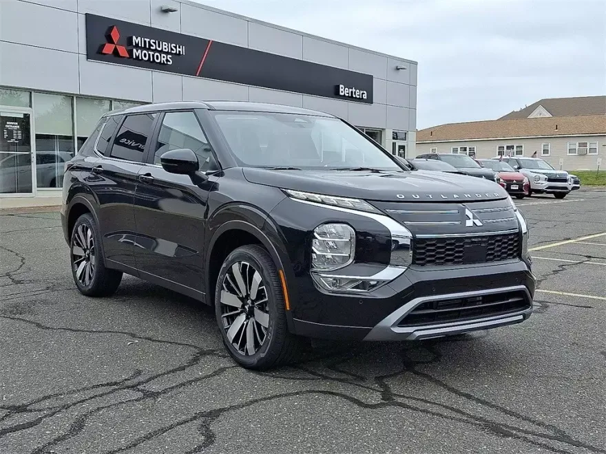 2025 Mitsubishi Outlander SE photo 1