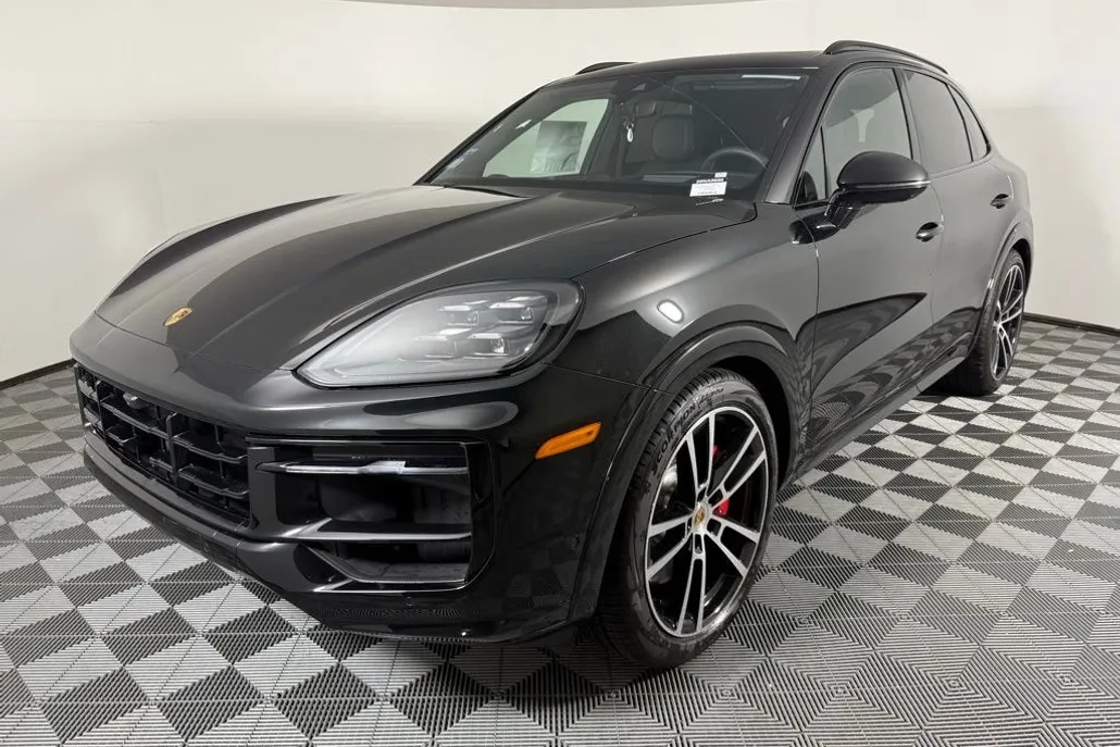 2025 Porsche Cayenne GTS photo 1