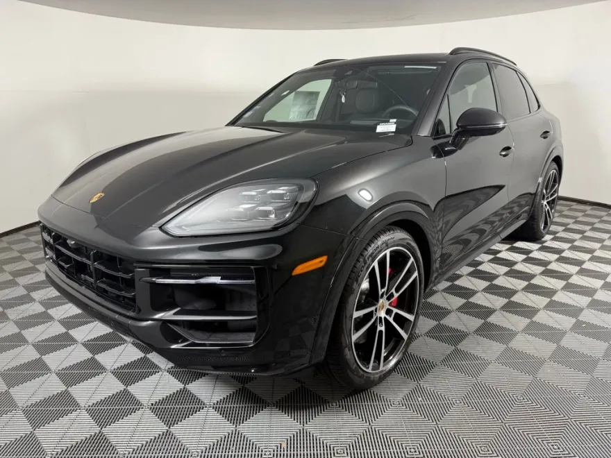 2025 Porsche Cayenne GTS photo 1