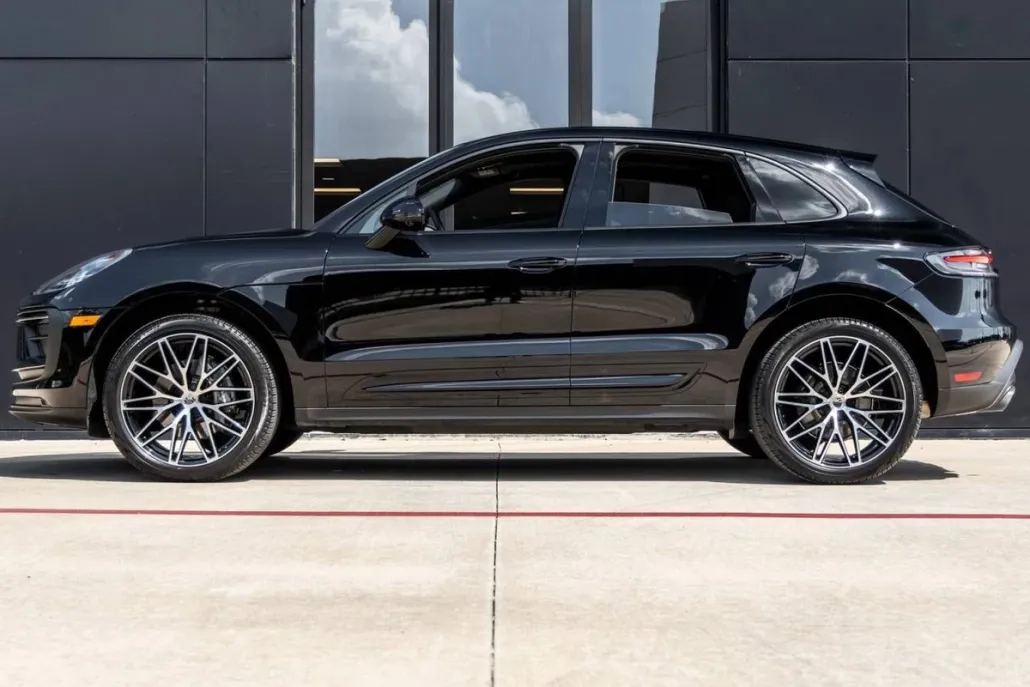 2025 Porsche Macan T photo 1