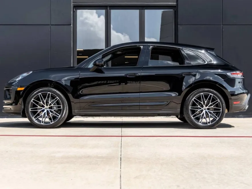 2025 Porsche Macan T photo 1