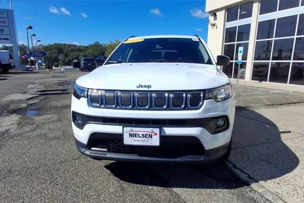 2022 Jeep Compass Latitude Lux photo 1
