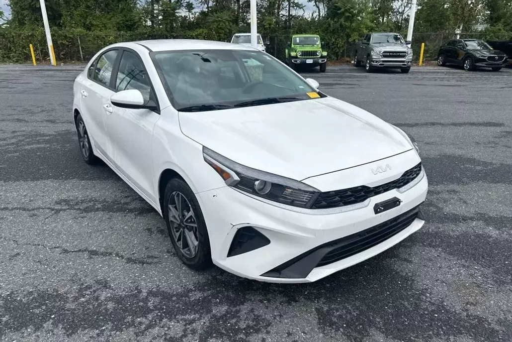2023 Kia Forte LXS photo 1