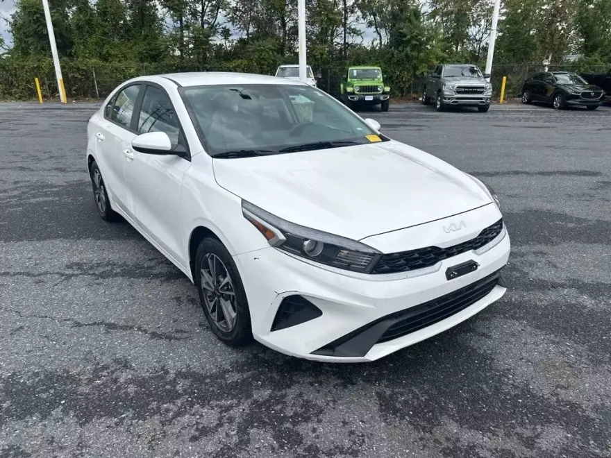 2023 Kia Forte LXS photo 1