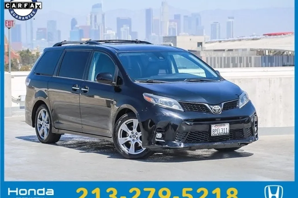 2018 Toyota Sienna SE Premium photo 1