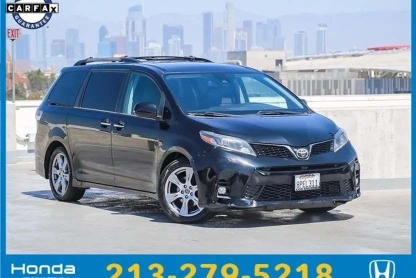 2018 Toyota Sienna SE Premium photo 1