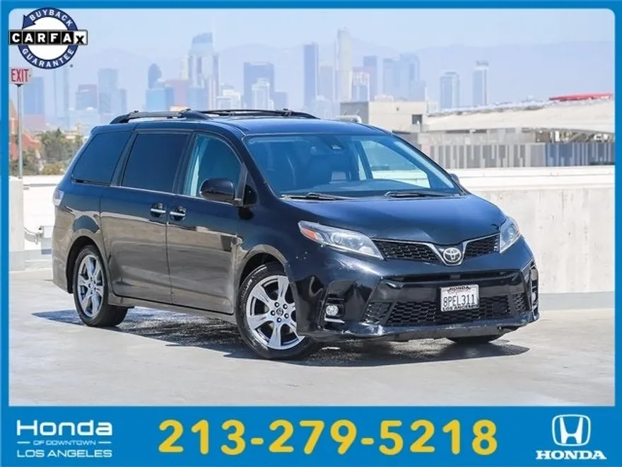 2018 Toyota Sienna SE Premium photo 1