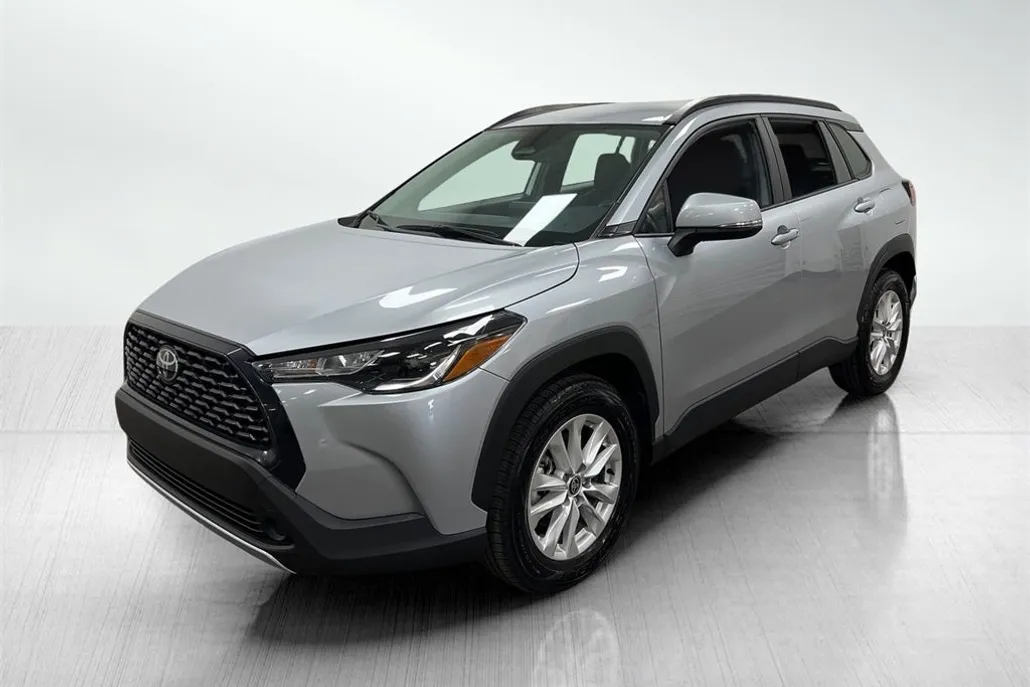 2024 Toyota Corolla Cross LE photo 1