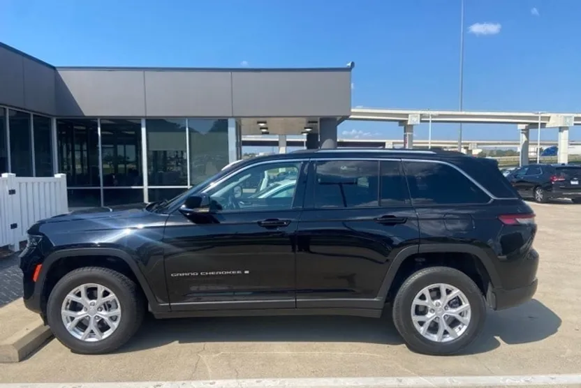 2023 Jeep Grand Cherokee Limited photo 1