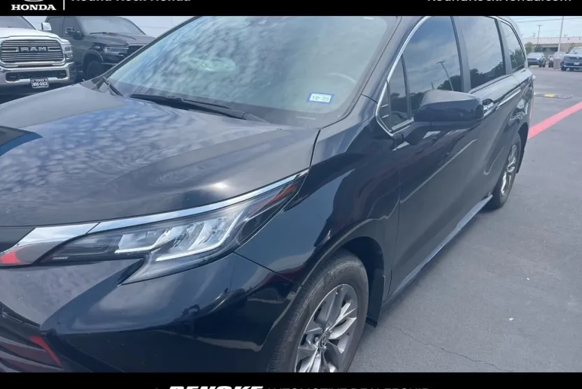 2023 Toyota Sienna XLE photo 1