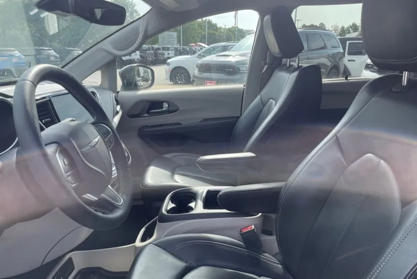 2023 Chrysler Pacifica Touring L photo 1