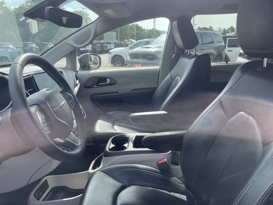 2023 Chrysler Pacifica Touring L photo 1
